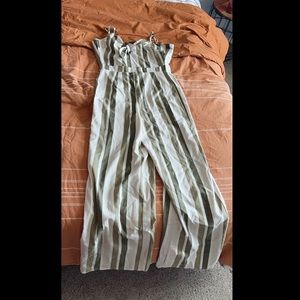 Jumpsuit with olive green stripes and a tie front. Size: S